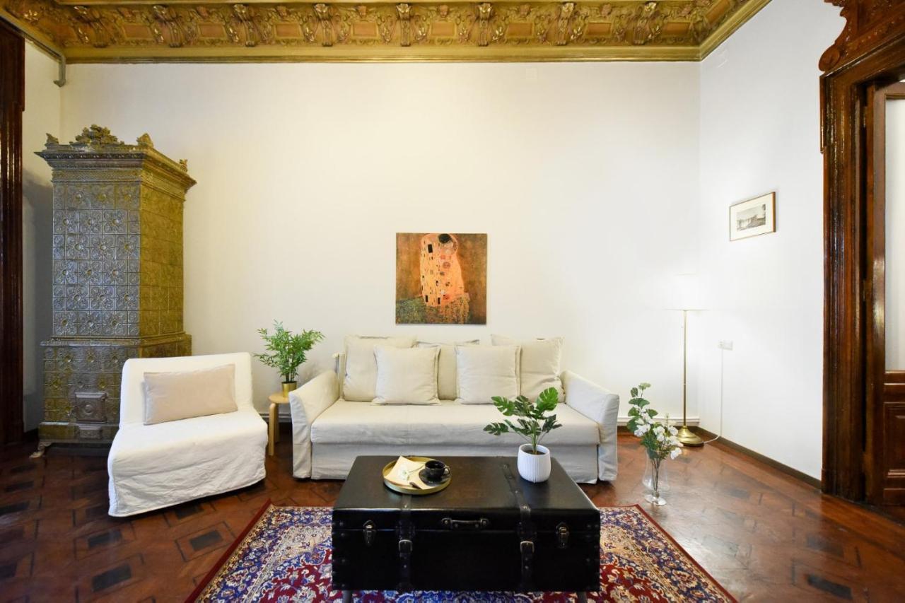 Historic Charm, Modern Comfort - Accommodation In The Heart Of The Old Town ブカレスト エクステリア 写真